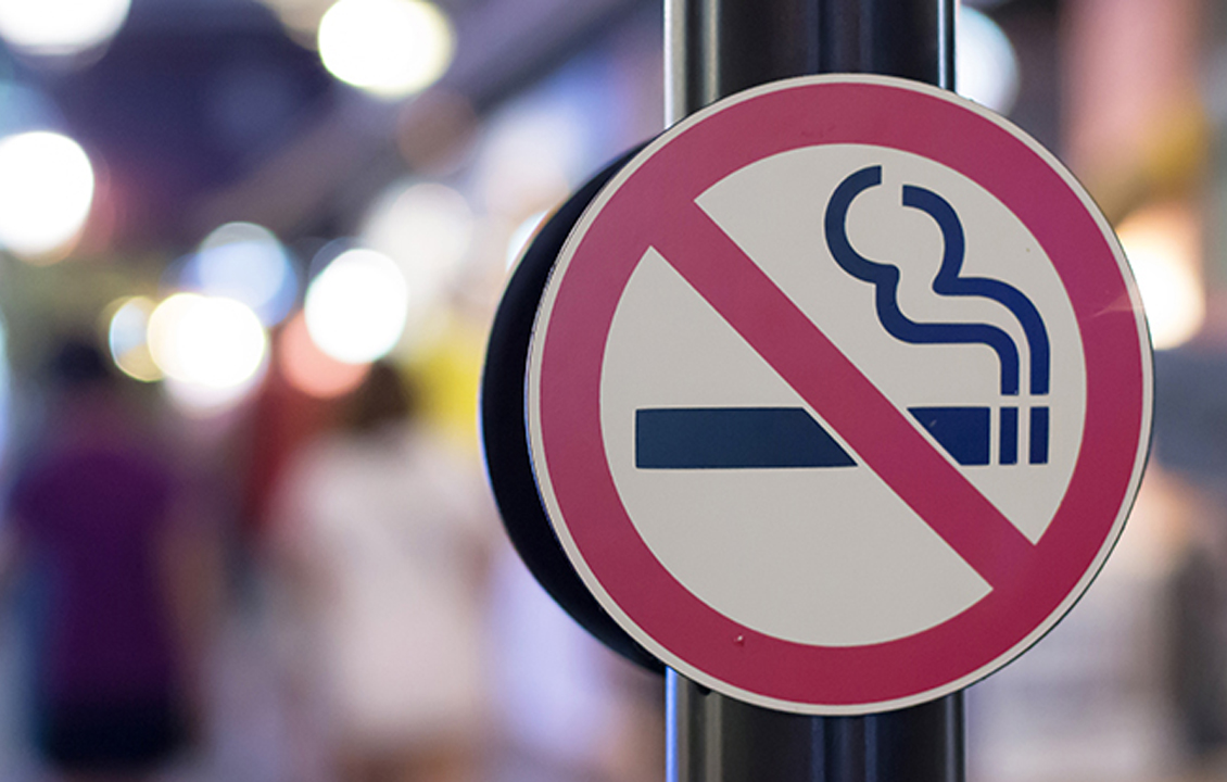 Paradox în stare de urgență: Guvernul a vrut păstrarea țigărilor în spațiul public pentru încă 1 an, deși tutunul e factor de risc pentru agravarea Covid-19: legea trebuie declarată neconstituțională